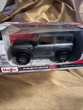 Maisto Premiere DC 1:24 Ford Bronco Badlands Toy - Gray